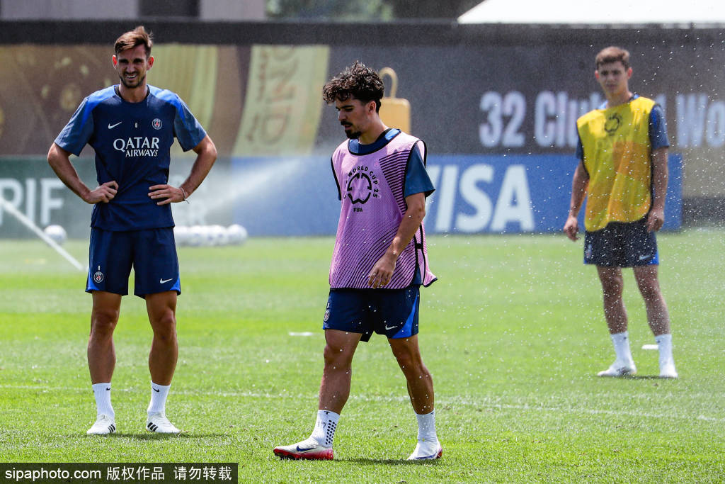 法甲球队巴黎圣日耳曼训练备战世俱杯半决赛
        
    法甲球队巴黎圣日耳曼训练备战世俱杯半决赛